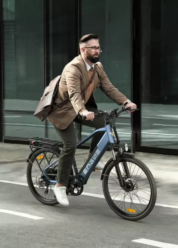foto van man op elektrische fiets