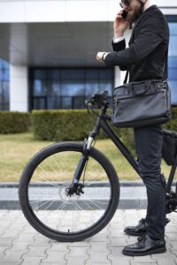 E-bikes winnen razendsnel aan populariteit in Nederland. Deze fietsen met trapondersteuning bieden een comfortabele en minder inspannende fietservaring. Echter, met de groeiende populariteit komen ook zorgen over veiligheid. In dit artikel delen we essentiële tips voor het veilig gebruik van je e-bike in Nederland en lichten we toe hoe Mr Ebike kan bijdragen aan een veilige en plezierige fietservaring door kwalitatieve e-bikes aan te bieden tegen een goede prijs. Begrijp de regels